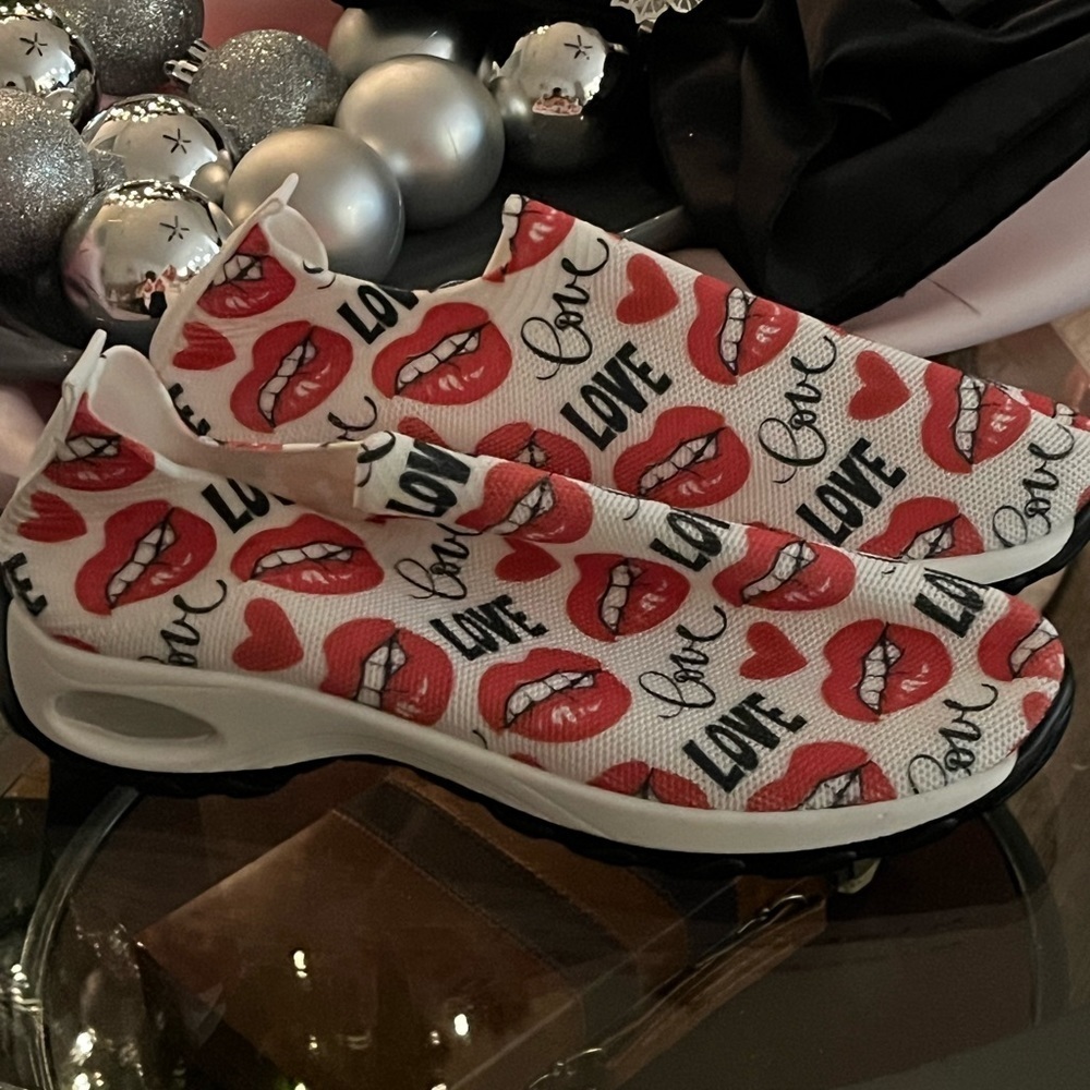 Tennis shoes